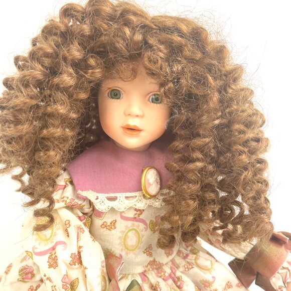 Paradise Galleries Musical Porcelain Doll 15” 1994 TC J779 with Lace Parasol - Picture 3 of 15